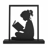 Черна рамкирана настолна метална скулптура на момиченце с опашка, седнало и четящо книга, интелектуална интериорна декорация в цвят черен мат.